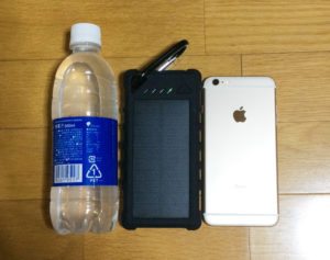 モバイルバッテリーとペットボトル